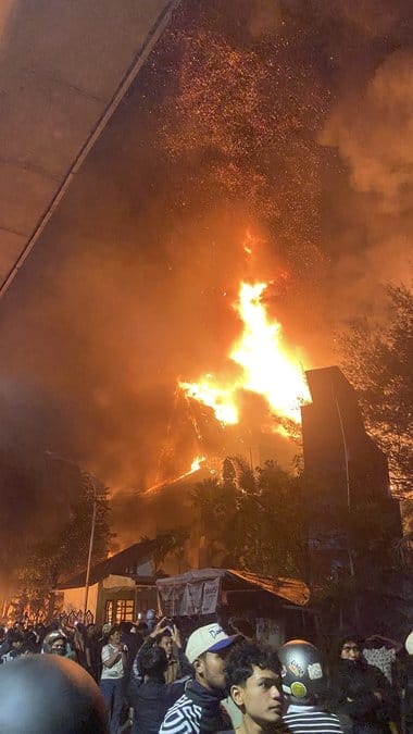 indoneziajpg - Știri de azi Știri de azi | Indonezia – Trei persoane au murit după ce manifestanţi au incendiat clădirea parlamentului din provincia Sulawesi de Sud – VIDEO - Știri de azi |