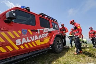 Știri de azi | VIDEO FOTO Turistă care s-a accidentat în timp ce se afla pe munte, în zona staţiunii Borşa, recuperată de salvamontişti - Știri de azi | 