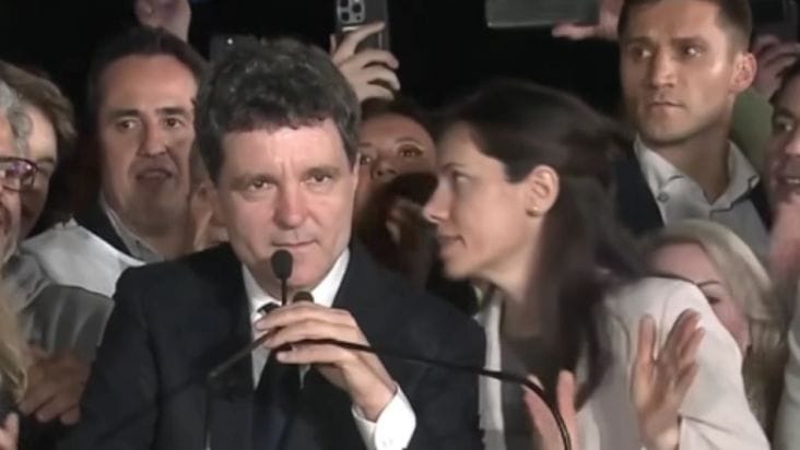 Știri de azi | Nicușor Dan și soția sa au dansat într-un hambar: Fiul lor li s-a alăturat și au jucat o horă în văzul tuturor - Știri de azi | 