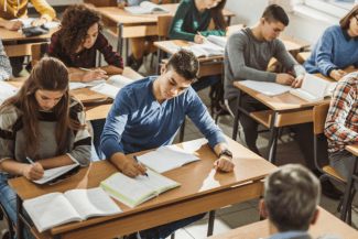 Știri de azi | VIDEO Bolojan, despre comasarea școlilor la sate: ‘Mai puține unități, mai mulți elevi în clasă, dar fără pierderi în educație’ - Știri de azi | 