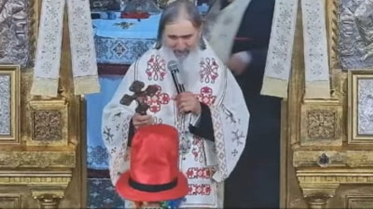 media-175507441299830300jpg - Știri de azi Știri de azi | VIDEO Slujbă cu surprize. ÎPS Teodosie, surprins de un clovn: ‘Sărut mâna!’ - Știri de azi |