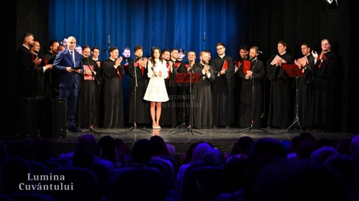 Știri de azi | VIDEO Vedeta Eneli, moment de grație la Sala Dalles: debut emoționant alături de Grupul Psaltic Tronos al Patriarhiei Române - Știri de azi | 