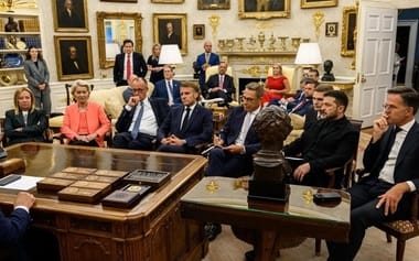 Știri de azi | Trump ”continuă să lucreze” la o reuniune Putin-Zelenski, anunţă Casa Albă, după ce Macron afirmă că ”Putin îşi va bate joc de preşedintele Trump” dacă nu se întâlneşte cu Zelenski - Știri de azi | 