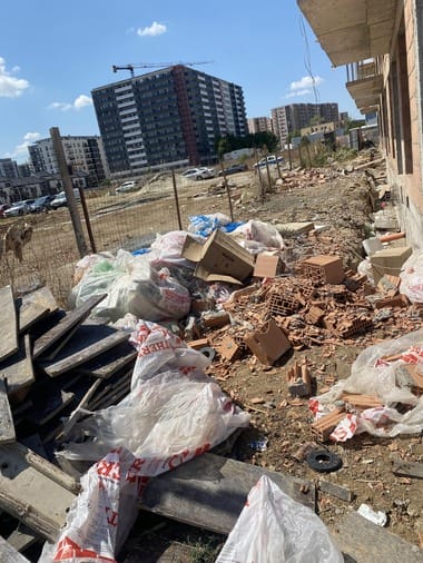 Știri de azi | Garda de Mediu, control la şantiere din Sectorul 3 – Au fost verificate două amplasamente de pe Drumul Gârliţei, unde comisarii au găsit moloz şi cărămidă depozitate direct pe sol / Amenzi şi măsuri dispuse pentru remedierea situaţiei - Știri de azi | 