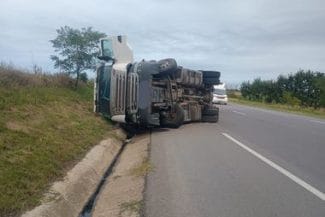 550161043-1118202170410554-6757018388527482719-njpg - Știri de azi Știri de azi | Accidente de circulaţie în judeţele Iaşi, Bacău şi Constanţa – O persoană a murit şi alta este încarcerată, dar conştientă / Mărfuri împrăştiate pe carosabil - Știri de azi |