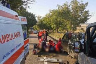 Știri de azi | UPDATE – Botoşani: Accident între un microbuz şi un autoturism, pe DN 24C/ Sunt implicate 21 de persoane, dintre care 7 au fost descarcerate/Trei persoane au murit/ 15 victime, la spital/ A fost activat Planul Roşu de Intervenţie/ Trafic blocat – FOTO - Știri de azi | 