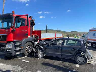 accident-mera-20-septjpg - Știri de azi Știri de azi | Cluj: Femeie, transportată în stare gravă la spital, după un accident în care au fost implicate un autoturism, o autoutilitară şi un camion - Știri de azi |