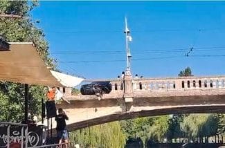 accident-pod-timisoarajpg - Știri de azi Știri de azi | UPDATE – Perheziţii la persoane care ar deţine arme/ A fost găsită o grenadă cu încărcătură activă / Două descinderi la imobile ale familiei Cârpaci, implicată în scandalul în care o maşină a lovit o alta şi a rupt balustrada unui pod – VIDEO - Știri de azi |