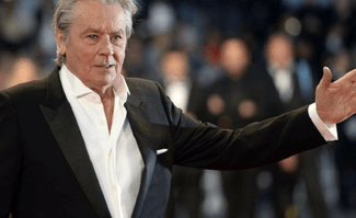 Știri de azi | Fiul lui Alain Delon, Alain-Fabien, îi dă în judecată pe fratele şi sora sa pentru a anula testamentul actorului - Știri de azi | 