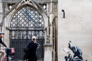 banksyjpg - Știri de azi Știri de azi | Angajaţii de la Curtea Regală de Justiţie au acoperit muralul lui Banksy în care un judecător bate un protestatar cu ciocanul - Știri de azi |