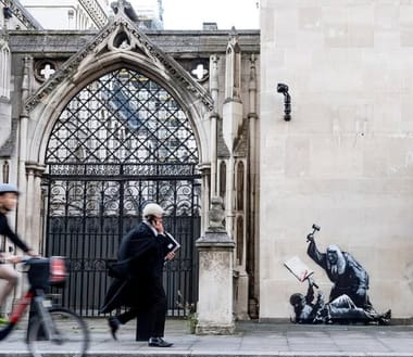 banksyjpg - Știri de azi Știri de azi | Angajaţii de la Curtea Regală de Justiţie au acoperit muralul lui Banksy în care un judecător bate un protestatar cu ciocanul - Știri de azi |