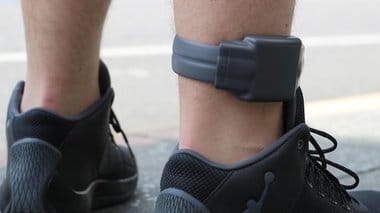 bratara-supraveghere-picior-xjpg - Știri de azi Știri de azi | Serbia – Doi cetăţeni străini suspectaţi că ar fi vrut să transmită Chinei secrete militare americane şi-au scos brăţările electronice şi au dispărut - Știri de azi |