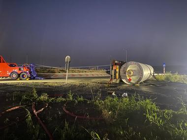 cisterna-vasluijpg - Știri de azi Știri de azi | UPDATE – Cisterna cu gaz metan răsturnată pe DN 24A, în judeţul Vaslui, repusă pe roţi/ În total au fost evacuate 85 de persoane – VIDEO - Știri de azi |