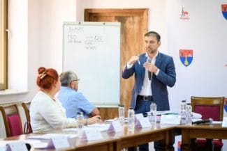 cj-maramuresjpg - Știri de azi Știri de azi | CJ Maramureş a aprobat noua organigramă a Direcţiei Generale de Asistenţă Socială: Numărul de posturi se reduce de la 150 la 125, se desfiinţează un post de director adjunct şi patru funcţii de şefi de servicii. Economiile generate: 2,5 milioane lei pe an - Știri de azi |