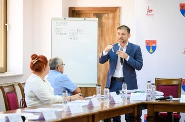 cj-maramuresjpg - Știri de azi Știri de azi | CJ Maramureş a aprobat noua organigramă a Direcţiei Generale de Asistenţă Socială: Numărul de posturi se reduce de la 150 la 125, se desfiinţează un post de director adjunct şi patru funcţii de şefi de servicii. Economiile generate: 2,5 milioane lei pe an - Știri de azi |