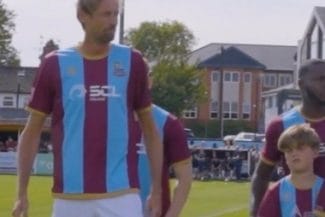 Știri de azi | Fotbal: Peter Crouch s-a numărat printre copiii care îi însoţesc pe jucători pe teren, la un meci din liga a 7-a engleză – VIDEO - Știri de azi | 