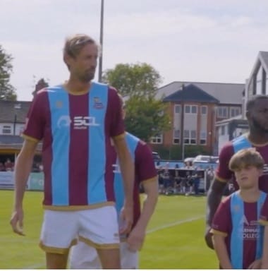 Știri de azi | Fotbal: Peter Crouch s-a numărat printre copiii care îi însoţesc pe jucători pe teren, la un meci din liga a 7-a engleză – VIDEO - Știri de azi | 