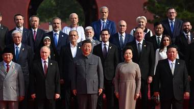 Știri de azi | Foştii premieri Adrian Năstase şi Viorica Dăncilă, la parada militară organizată la Beijing/ Ei apar în fotografii alături de Xi, Putin şi Kim Jong Un - Știri de azi | 