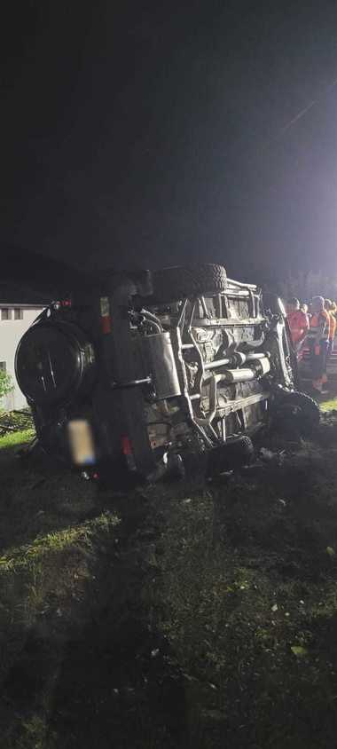 dd6f185a-2e55-43d9-b9dd-85308bf3a3fajpg - Știri de azi Știri de azi | Cluj: Un tânăr de 20 de ani a murit şi altul a fost rănit, după ce maşina în care se aflau a intrat în gardul unei case şi s-a răsturnat în curtea acesteia - Știri de azi |