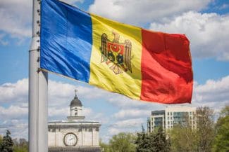 drapel-moldova-arc-de-triumf-nmjpg - Știri de azi Știri de azi | Sondaj Avangarde – Procent aproape egal al celor care cred că România şi R. Moldova ar trebui să se unească şi al celor care au opinie contrară - Știri de azi |