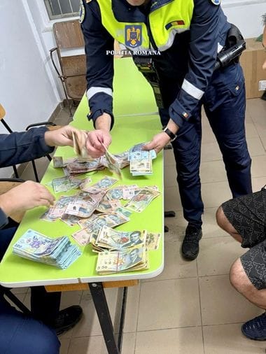 Știri de azi | Dâmboviţa: Tânăr suspectat că a furat peste 51.000 de lei dintr-un seif aflat în biroul administrativ al unui supermarket, prins de poliţişti - Știri de azi | 