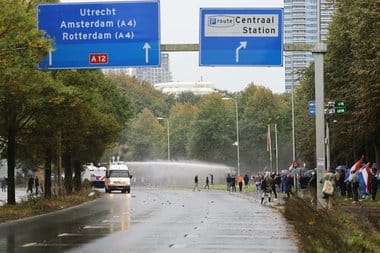 haga-x-protestjpg - Știri de azi Știri de azi | Poliţia olandeză a folosit gaze lacrimogene împotriva manifestanţilor anti-imigraţie - Știri de azi |