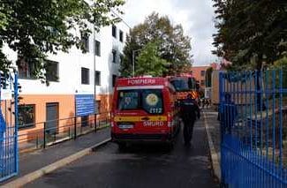 incendiu-scoala-hatieganu-clujjpg - Știri de azi Știri de azi | UPDATE – Incendiu la o clădire a Şcolii Gimnaziale “Iuliu Haţieganu” din Cluj-Napoca, aflată în reabilitare/ Circa 330 de elevi au ieşit în curte/ Nu sunt persoane care să solicite îngrijiri medicale/ Incendiul, stins - Știri de azi |