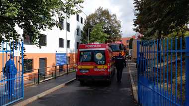 incendiu-scoala-hatieganu-clujjpg - Știri de azi Știri de azi | UPDATE – Incendiu la o clădire a Şcolii Gimnaziale “Iuliu Haţieganu” din Cluj-Napoca, aflată în reabilitare/ Circa 330 de elevi au ieşit în curte/ Nu sunt persoane care să solicite îngrijiri medicale/ Incendiul, stins - Știri de azi |