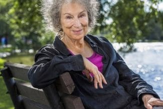 Știri de azi | Margaret Atwood răspunde cu un text satiric ca urmare a cenzurării cărţii sale „Povestea slujitoarei” în Canada - Știri de azi | 