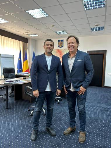 mirutajpg - Știri de azi Știri de azi | Ministrul Economiei, după o întâlnire cu Charlie Ottley: Am aflat ceva ce m-a surprins: după ce a devenit cetăţean de onoare al Braşovului acum cinci ani, Charlie a depus şi pentru cetăţenia română. Dosarul încă se plimbă prin hăţişul birocratic - Știri de azi |