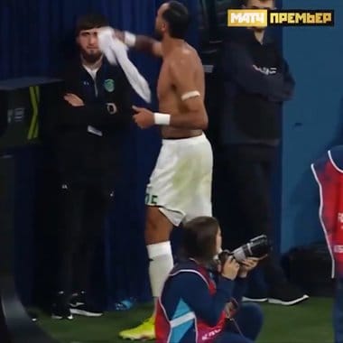 nader-ghandri-xjpg - Știri de azi Știri de azi | Scenă stânjenitoare la un meci din Rusia: Un jucător i-a oferit tricoul unui suporter, iar apoi l-a luat înapoi – VIDEO - Știri de azi |