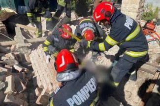perete-campinajpg - Știri de azi Știri de azi | Prahova: Peretele unei case din Câmpina a căzut peste doi bărbaţi/ Una dintre victime, scoasă/ Al doilea bărbat este acoperit complet – FOTO, VIDEO - Știri de azi |