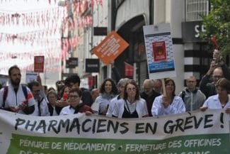 Știri de azi | Franţa nu a fost blocată, se bucură ministrul de interne după o zi de proteste şi greve împotriva austerităţii. El anunţă 309 arestări şi prezenţa a 7.300 de „radicalizaţi”. Participarea ar fi fost sub estimările sindicatelor - Știri de azi | 