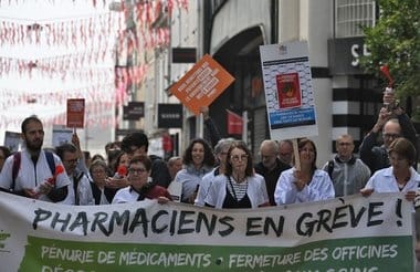 Știri de azi | Franţa nu a fost blocată, se bucură ministrul de interne după o zi de proteste şi greve împotriva austerităţii. El anunţă 309 arestări şi prezenţa a 7.300 de „radicalizaţi”. Participarea ar fi fost sub estimările sindicatelor - Știri de azi | 