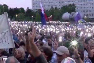 protest-slovacia-capturajpg - Știri de azi Știri de azi | „Fico la închisoare”. Mii de manifestanţi au cerut demisia prim-ministrului naţionalist al Slovaciei - Știri de azi |