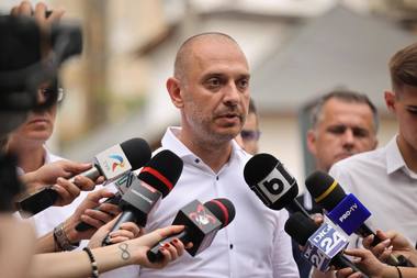 radu-mihaiujpg - Știri de azi Știri de azi | Deputatul USR Radu Mihaiu, către Opoziţie: Puteţi ţipa până răguşiţi. Preţurile nu scad cu portavocea. Deficitul nu dispare pentru că se înfoaie George Simion de la tribună. Datoria publică nu se topeşte doar pentru că vă pictaţi cu pieptul dezgolit - Știri de azi |