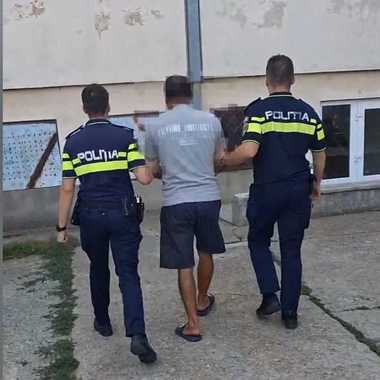 Știri de azi | Dolj: Doi bărbaţi au provocat un scandal pe o stradă din Băileşti/ Unul dintre ei, reţinut după ce l-a lovit pe celălalt cu o toporişcă în cap şi la o mână - Știri de azi | 