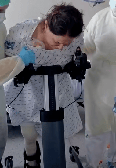 Știri de azi | Sora pacientei internate la Floreasca, cu arsuri grave, şi transferată apoi în Belgia cu mai multe infecţii a anunţat că Lavinia a făcut primii paşi: „Vă mulţumim pentru că aţi crezut că va lupta şi va reuşi! Vă mulţumim pentru toată susţinerea!” VIDEO - Știri de azi | 