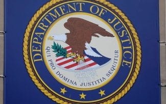 sigla-departamentul-justitieijpg - Știri de azi Știri de azi | SUA – Departamentul de Justiţie vrea să retragă cetăţenia unui fost ofiţer în armata sârbilor bosniaci care ar fi comis acte de violenţă, tortură şi violuri adupra civililor în timpul războiului din Bosnia - Știri de azi |