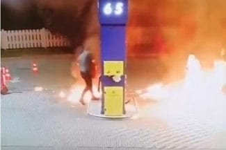 Știri de azi | Timiş: Un bărbat a dat foc unei pompe de benzină, într-o staţie de carburanţi din localitatea Făget şi a aruncat combustibil aprins pe un angajat, rănindu-l/ El a fost plasat în arest preventiv – FOTO, VIDEO - Știri de azi | 