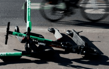 trotinete-electrice-paris-accident-tw1png - Știri de azi Știri de azi | Sibiu: Bărbat în comă la spital, după ce a căzut cu o trotinetă electrică, pe o stradă din Mediaş - Știri de azi |