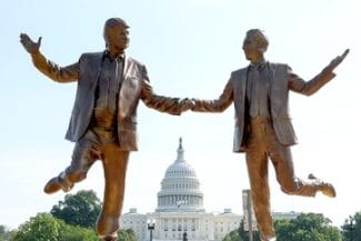 trump-epstein-statuie-hayjpg - Știri de azi Știri de azi | O statuie anonimă, ”Cei mai buni prieteni pentru totdeauna”, care sărbătoreşte ”legătura durabilă” a lui Donald Trump cu Jeffrey Epstein, instalată discret în faţa Capitoliului - Știri de azi |