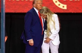 Știri de azi | Comemorarea lui Charlie Kirk: Trump a spus că îşi urăşte rivalii, la evenimentul la care au participat zeci de mii de persoane - Știri de azi | 