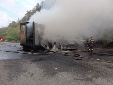 Știri de azi | Arad: Trafic blocat pe DN 7, după ce un TIR a luat foc / Două persoane au suferit atac de panică – FOTO - Știri de azi | 