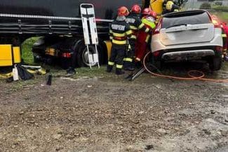 Știri de azi | UPDATE – Accident rutier grav în judeţul Suceava. O femeie de 51 de ani a murit şi alte trei tinere, cu vârste de 15,17, şi 21 de ani, sunt rănite după ce un autoturism a intrat sub un TIR – FOTO - Știri de azi | 