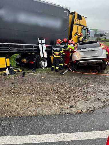 Știri de azi | UPDATE – Accident rutier grav în judeţul Suceava. O femeie de 51 de ani a murit şi alte trei tinere, cu vârste de 15,17, şi 21 de ani, sunt rănite după ce un autoturism a intrat sub un TIR – FOTO - Știri de azi | 