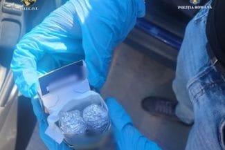 whatsapp-image-2025-09-23-at-13-26-20jpg - Știri de azi Știri de azi | Iaşi: Un albanez şi doi români au fost reţinuţi pentru trafic de droguri. La percheziţii, poliţiştii au găsit aproape un kilogram de cocaină, sute de mii de lei şi euro, diamante, ceasuri de lux monede de colecţie, dar şi două pistoale – FOTO - Știri de azi |