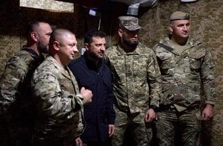 zele-cu-soldati-xjpg - Știri de azi Știri de azi | Zelenski a vizitat linia frontului şi revendică o contraofensivă ucraineană reuşită în estul ţării – VIDEO - Știri de azi |