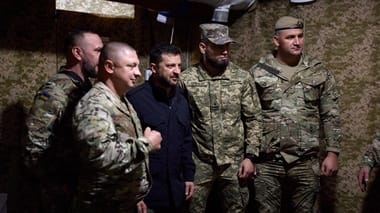 zele-cu-soldati-xjpg - Știri de azi Știri de azi | Zelenski a vizitat linia frontului şi revendică o contraofensivă ucraineană reuşită în estul ţării – VIDEO - Știri de azi |