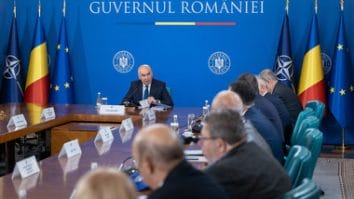 Știri de azi | Guvernul, după Consiliul Naţional Tripartit: Anul viitor, salariile din sectorul public vor rămâne la valoarea din acest an / O eventuală creştere a salariului minim brut va genera creşteri în cascadă a multor salarii / Consultările vor continua - Știri de azi | 